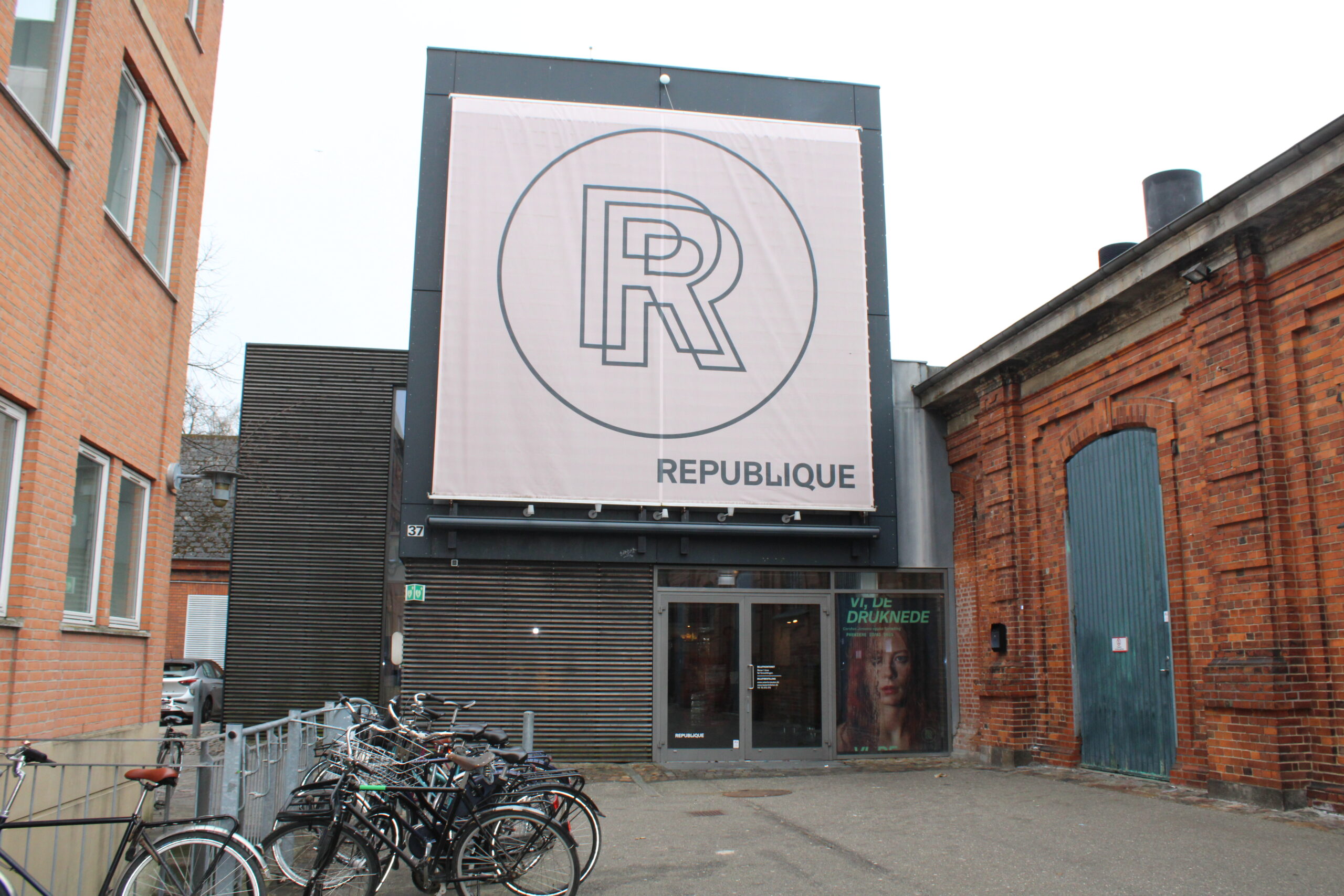 Republique Revolver facadefoto